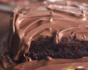 Delicious homemade chocolate frosting recipe for cakes and brownies