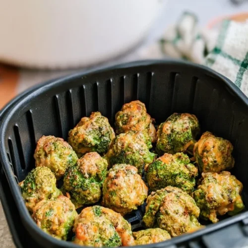 Air Fryer Broccoli Cheese Bites 2 Crispy air fryer broccoli cheese bites served on a plate