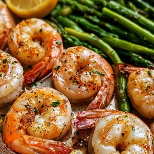 Lemon Garlic Shrimp and Asparagus Skillet 2 Lemon garlic shrimp and asparagus cooked in a skillet